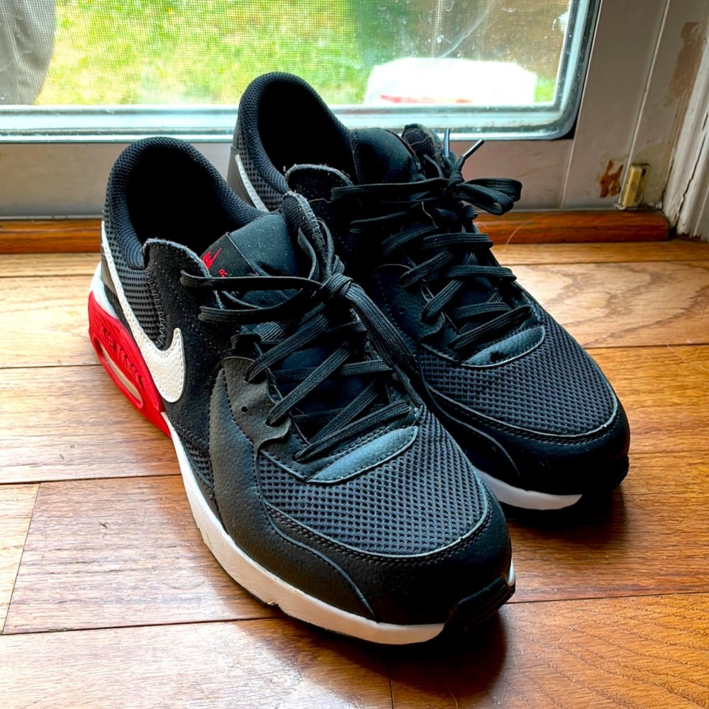 Size US 9, Black Nike Air Max for sale.